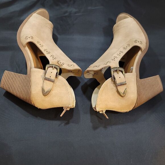 BRAND NEW JELLYPOP CUT-OUT DESIGN BLOCK HEEL BOOTIE - Picture 13 of 15